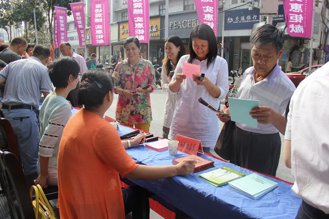 揚(yáng)中市市場(chǎng)監(jiān)管局成功舉辦2016年“質(zhì)量月”現(xiàn)場(chǎng)宣傳咨詢服務(wù)活動(dòng)
