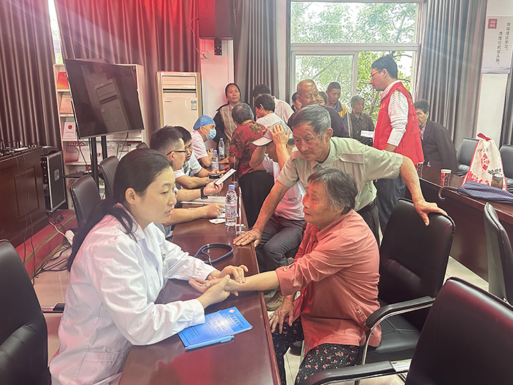 安徽省教科文衛(wèi)體工會(huì)組織勞模專(zhuān)家團(tuán)隊(duì)深入幫扶村開(kāi)展送醫(yī)送藥義診與社會(huì)經(jīng)濟(jì)咨詢服務(wù)